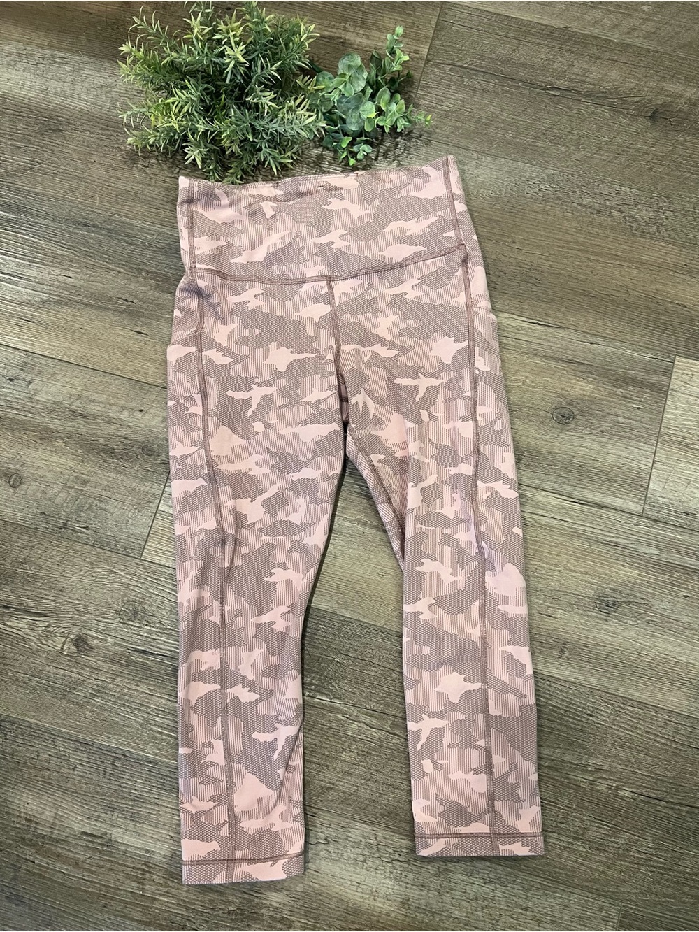 Athleta Pink Mauve Ultimate Stash Pocket Texture Camo Capri Leggings Sz S HiRise